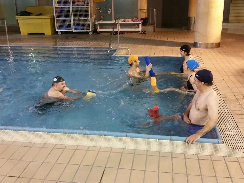 Grup de federats fent aquagym a la piscina