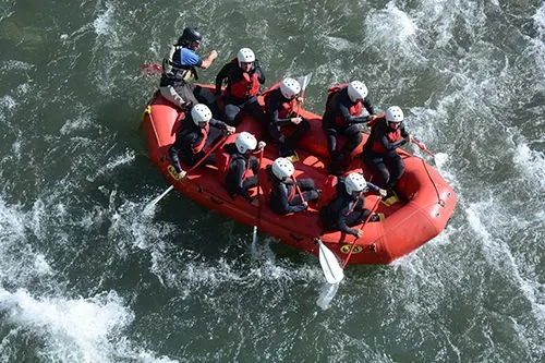Grup de la FADEA fent ràfting en aigües braves