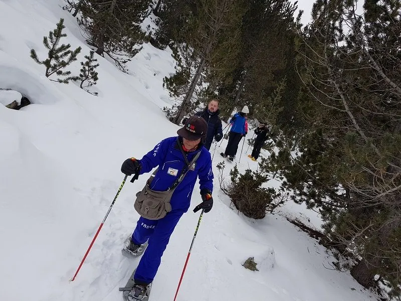 Federat caminant amb bastons per la neu d'Arcalís