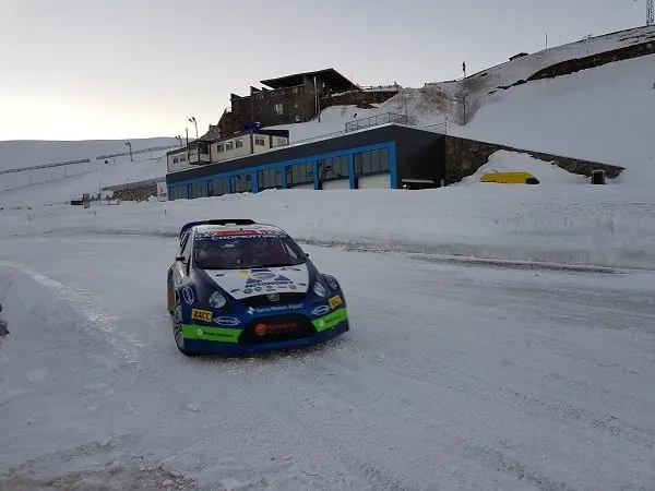 Cotxe de ral·li derrapant al circuit de gel