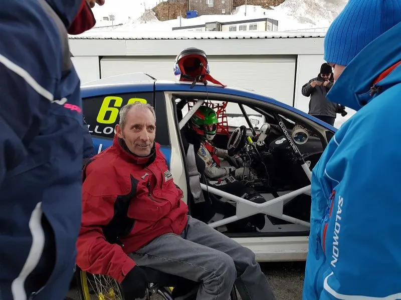 Federat de la FADEA asseguda al seient del copilot