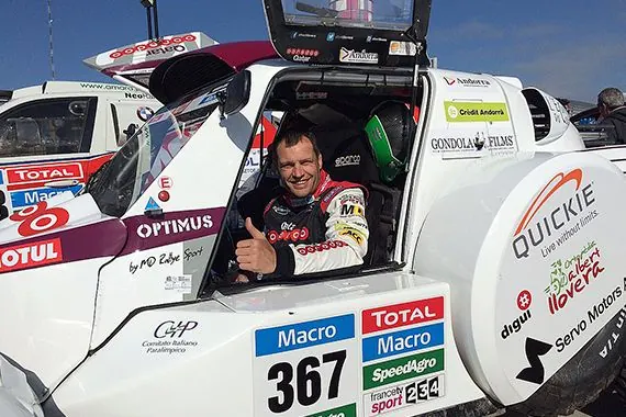 El pilot Albert Llovera dins el seu cotxe de ral·li adaptat