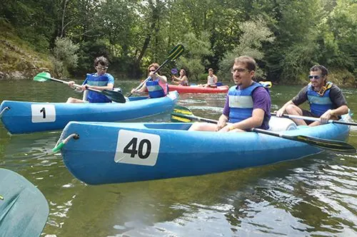 Esportistes de la FADEA remant en canoes en un riu
