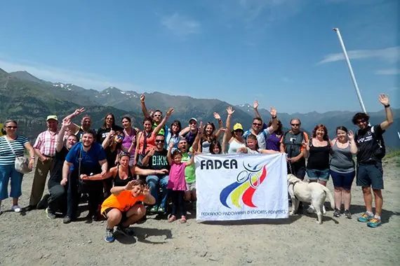 Federats, voluntaris i equip tècnic de la FADEA a la muntanya