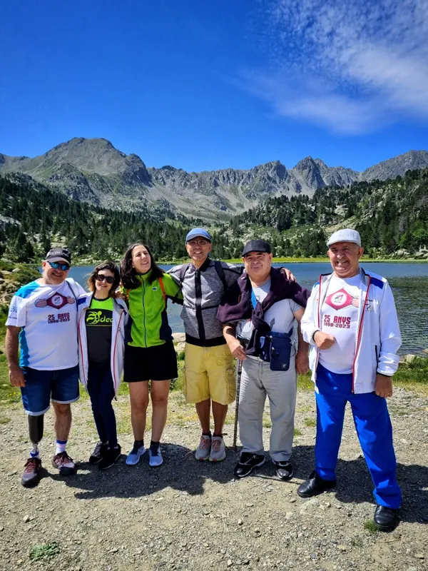 Federats de la FADEA davant un llac de muntanya