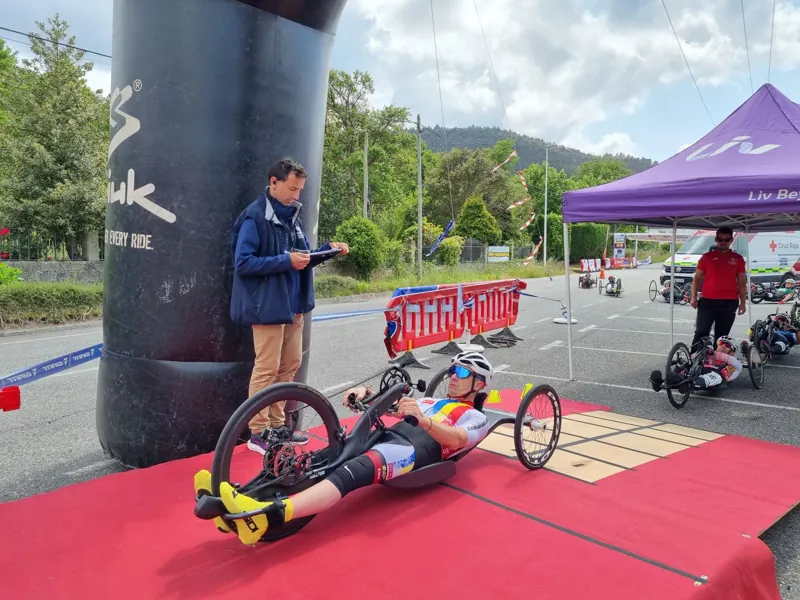 Esportista amb handbike a la línia de sortida d'una cursa