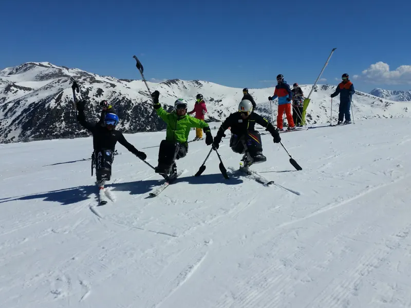 Esportistes de la FADEA amb cadires d'esquí celebrant a les pistes d'Andorra