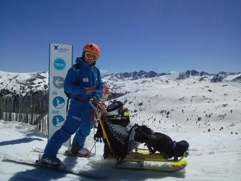 Monitor de la FADEA guiant una cadira d'esquí a les pistes d'Andorra