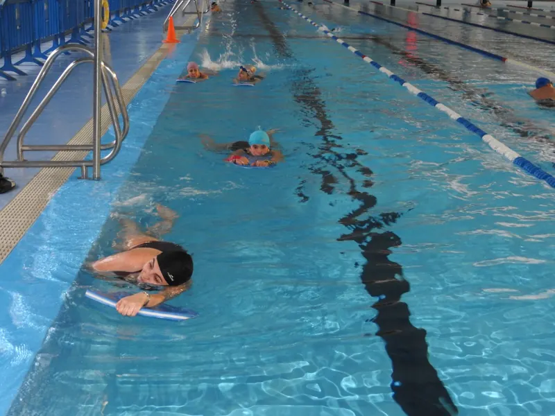 Nedadora de la FADEA entrenant en una piscina de competició